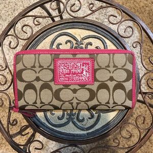 Like-new Coach wallet